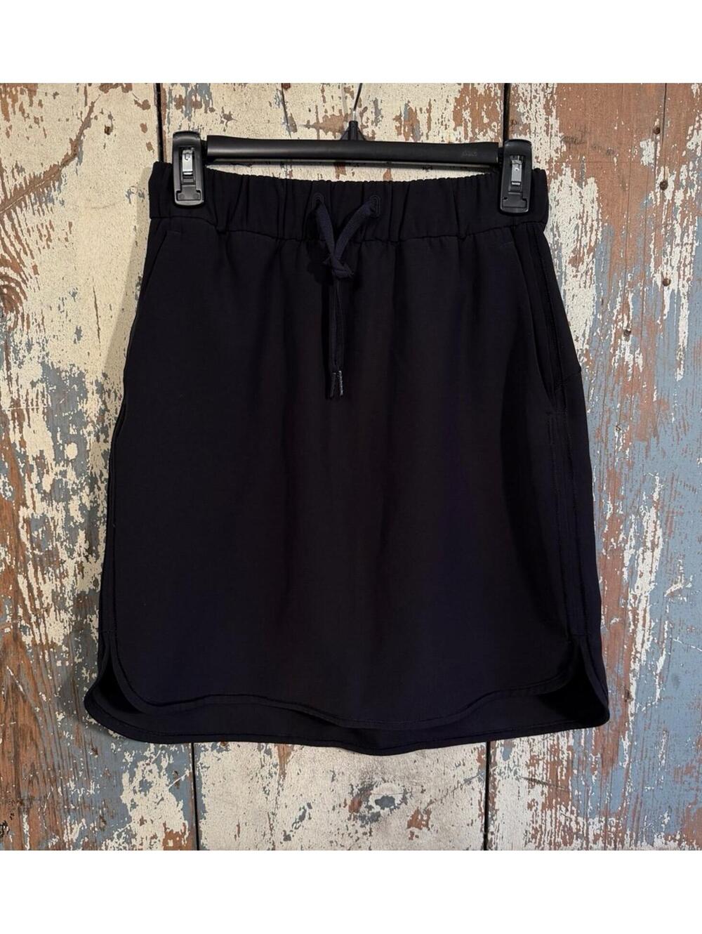 Lululemon On the Fly skirt, black, size 6